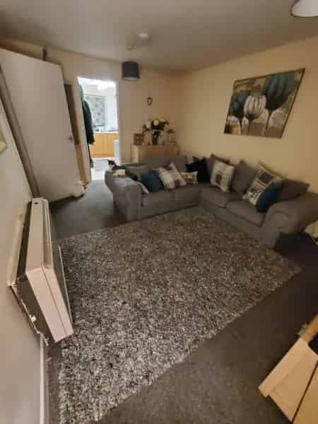 Town Centre Flat Near Train Station and Retail Park