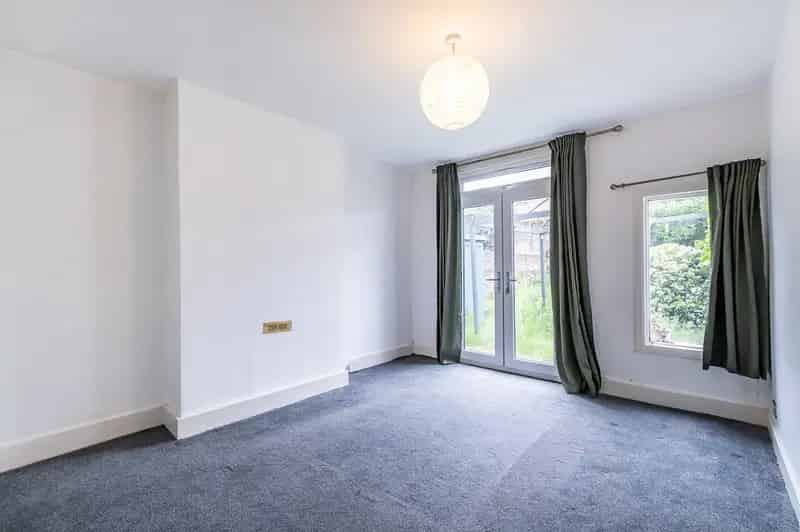 2 Bedroom Garden Flat for Sale in Kensal Rise