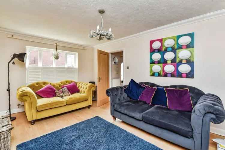 4 Bedroom Family Home with Open Plan Kitchen and Landscaped Garden