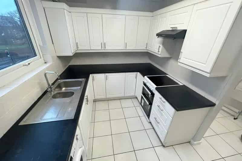 Spacious 2-Double Bedroom Flat with Modern Kitchen and Bathroom