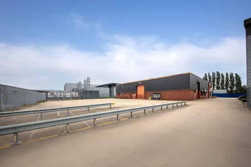 Refurbished Warehouse To Let Slough Trading Estate