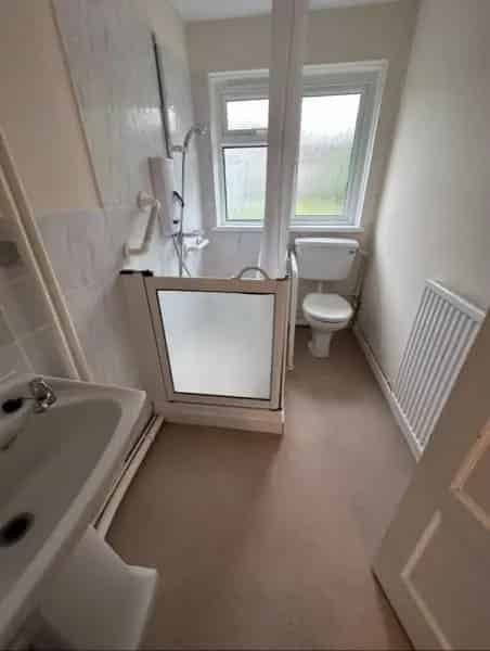Lovely Bungalow with Walk in Shower and Gardens