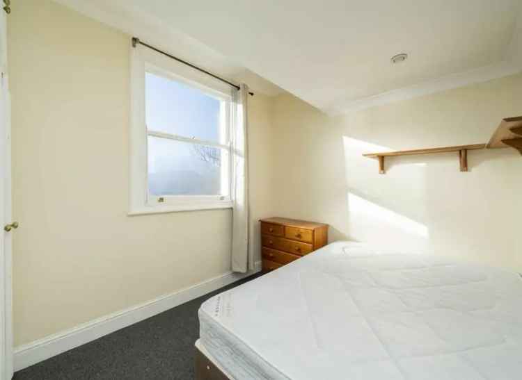 3 Bedroom Flat in Clapham Centre Top Floor