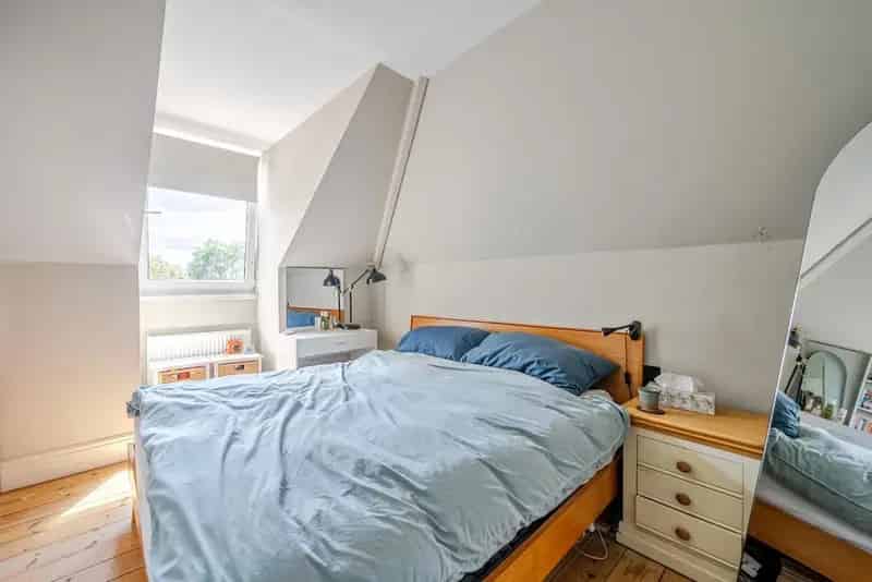 Streatham Property: Convenient Location near Amenities and Transport