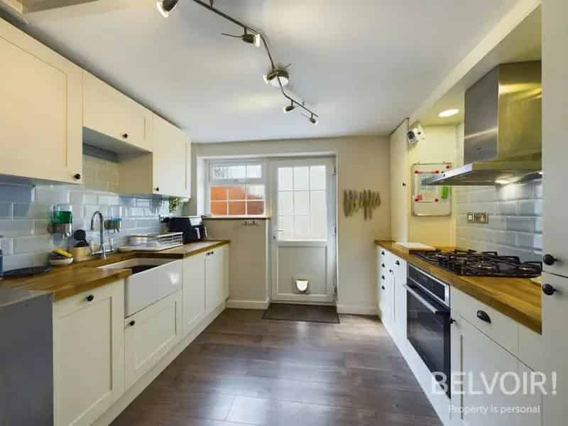 Charming Freehold Cottage Two Bedrooms Newly Fitted Kitchen Low Maintenance Garden