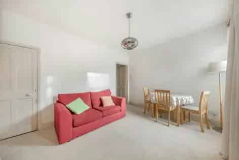 2 Bedroom Victorian House 87m² London