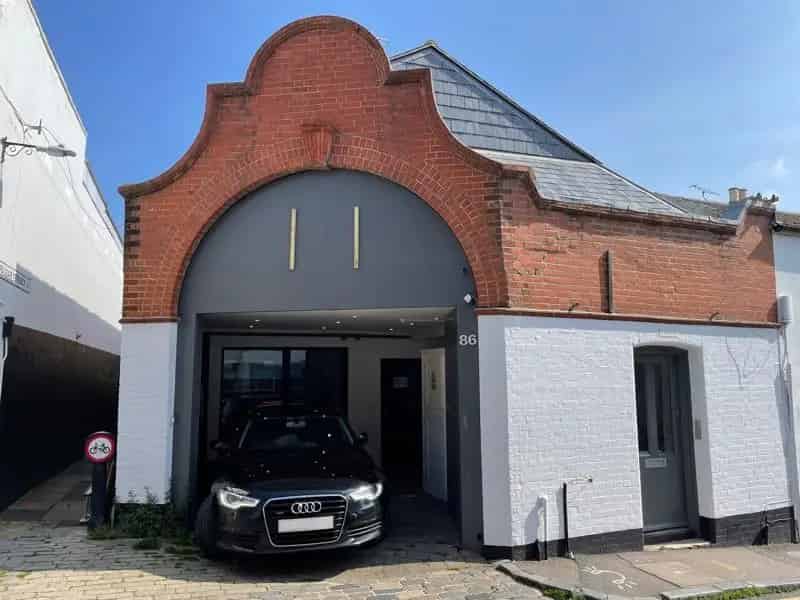 Modern Ground Floor Office Studio and Residential Flats Investment Opportunity