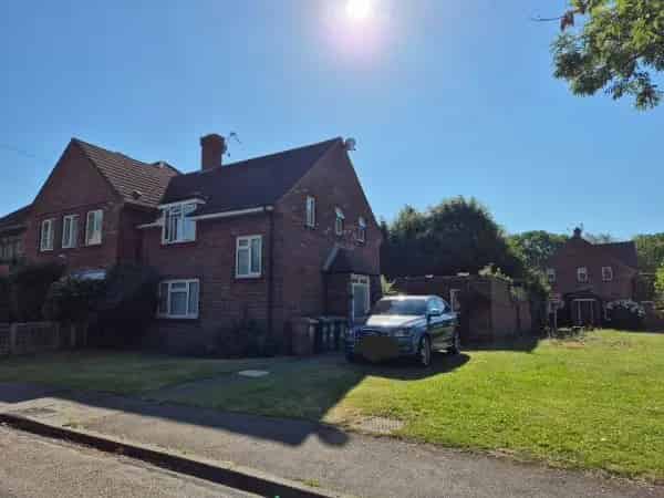 2-Bed End Terrace House Large Garden Near Amenities