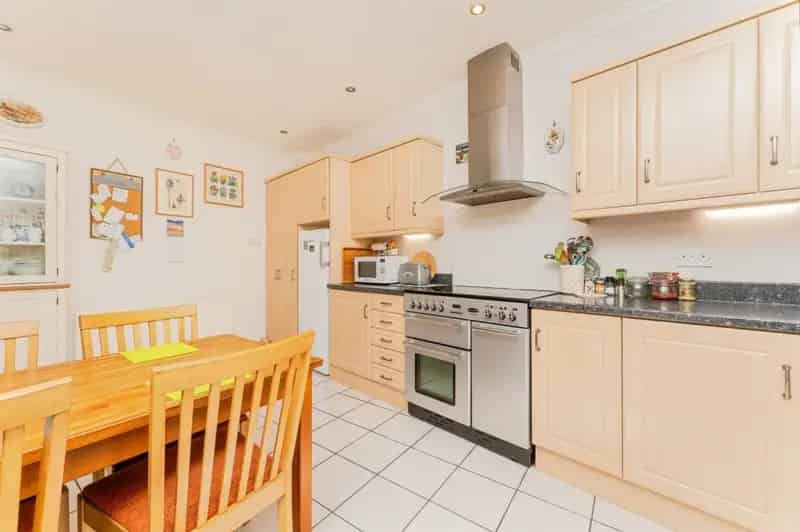 Four Bedroom Detached House Near Town Centre