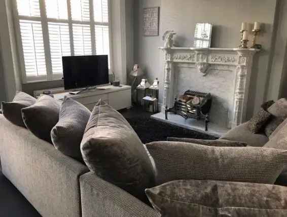 Two Double Bedroom Victorian Flat with Balcony and Courtyard Parking
