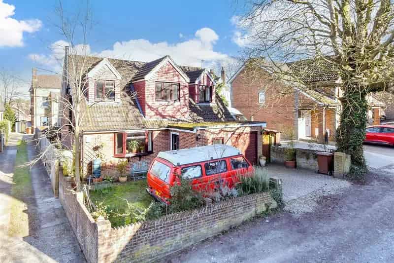 4 Bedroom Detached House Near High Street Train Station