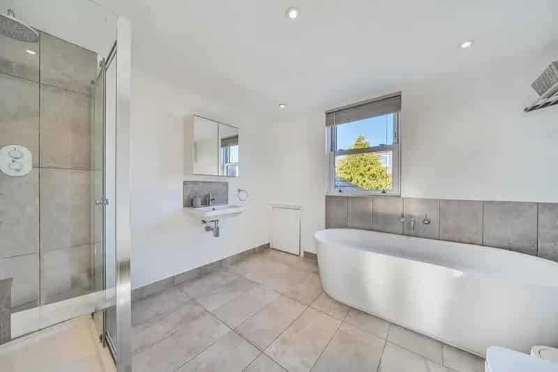 Four Double Bedroom Family Home Near Tooting Broadway