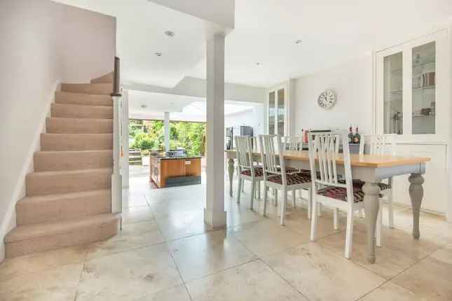 Terraced House for Sale in The Chase London SW4