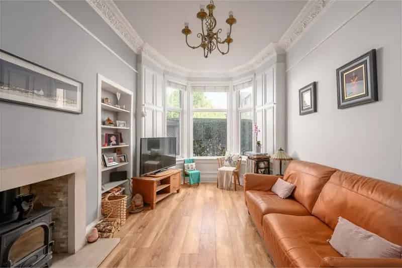 2 Bed Flat Meadowbank 2 Reception Rooms Private Patio