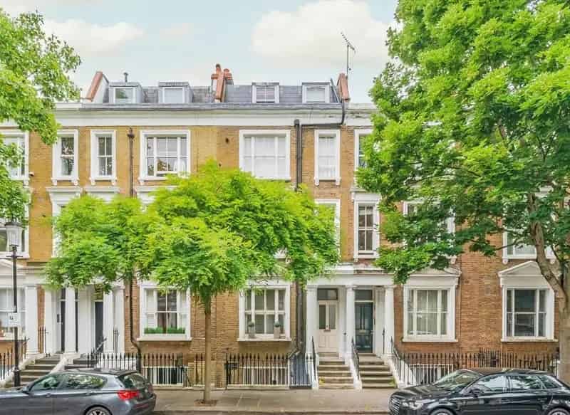 One Bedroom Flat near Earls Court with Private Balcony