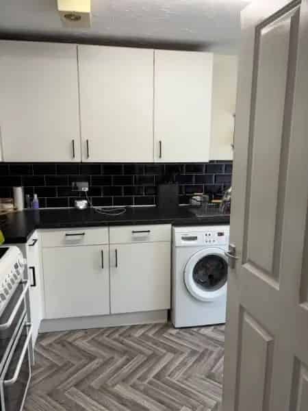 4 Bed House Big Living Room Newly Fitted Kitchen