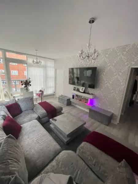 Newly Decorated Street Level Flat Near Park & Amenities