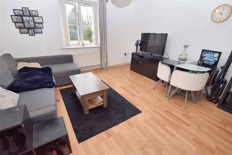 2 Bed Modern Apartment with Allocated Parking Near Leeds and Bradford