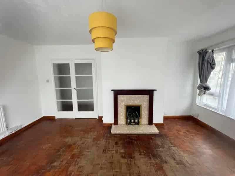 2 Bedroom Flat For Sale Near Train Station
