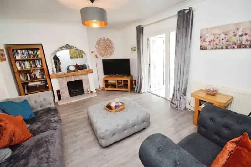 3 Bed House with Conservatory and Large Garden