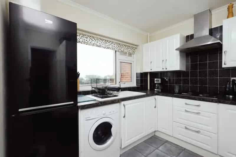 Sea View 2-Bed Flat with Parking and Garage
