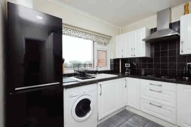 Sea View 2-Bed Flat with Parking and Garage