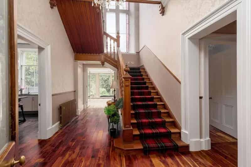 9 Bedroom Detached House for Sale