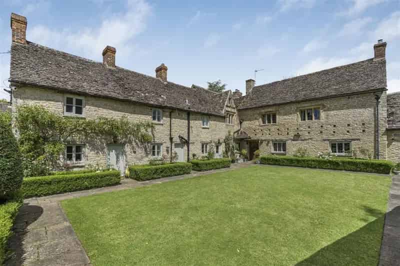 6 bedroom detached house for sale