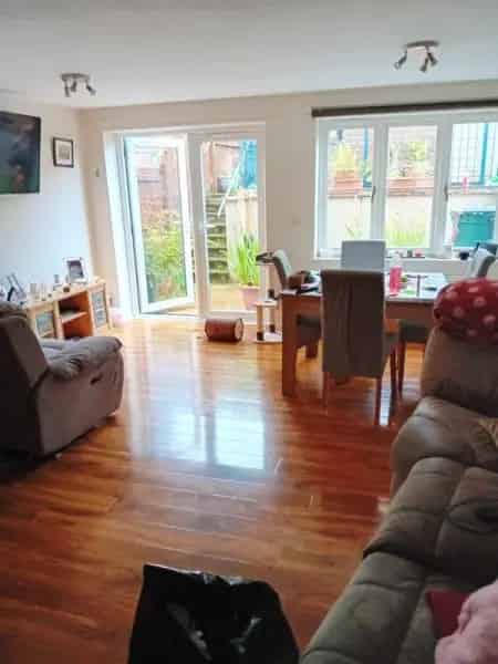 2 Double Bedroom House Near Shops and Moors