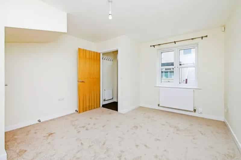 2 Bedroom Townhouse Near Train Station
