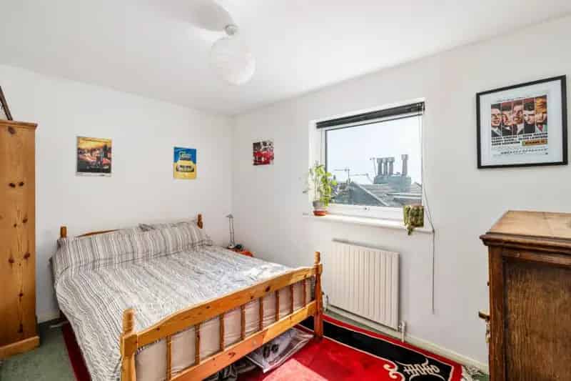 2 Bedroom Terraced House Near Brighton Station