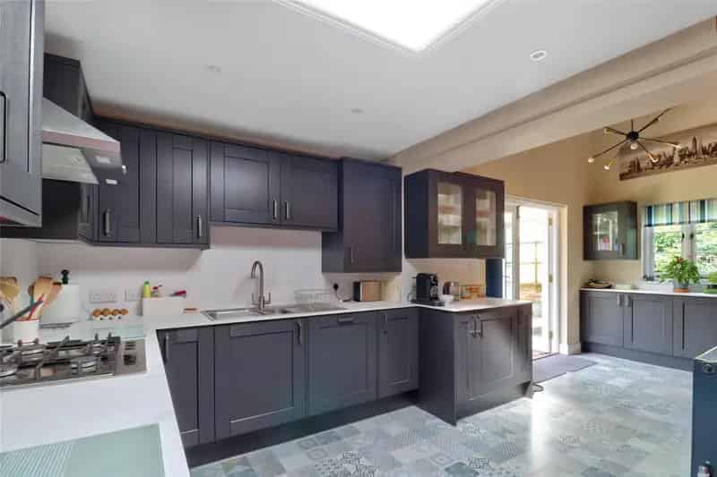3 Bedroom Grade II Listed Thatched Cottage Near Sea