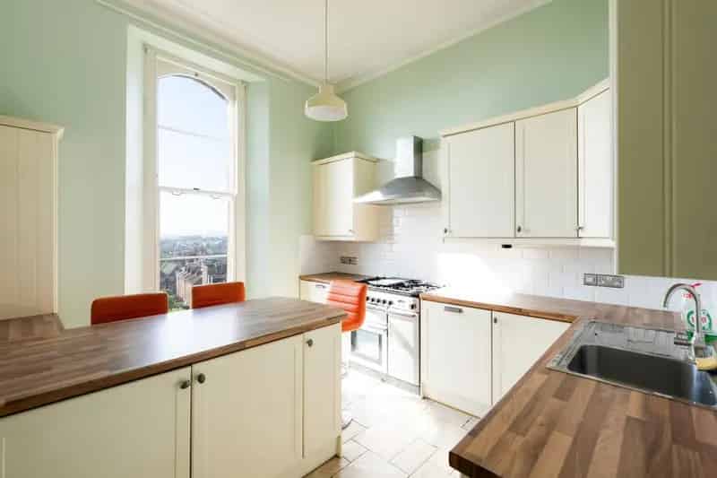 2 Bedroom Apartment Downs Parking Available