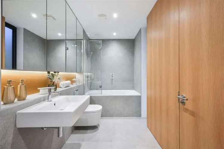3 Bed Flat for Sale in West Wimbledon