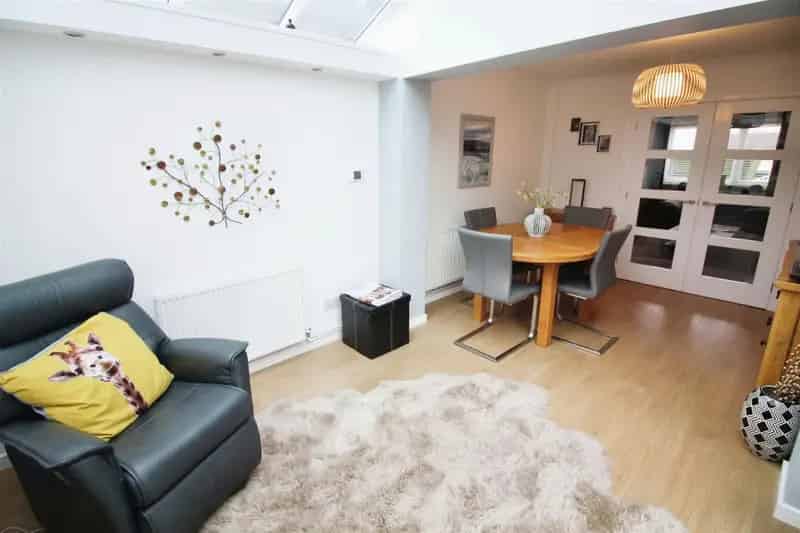 3 Bedroom Detached House to Rent Stunning Extended Family Home