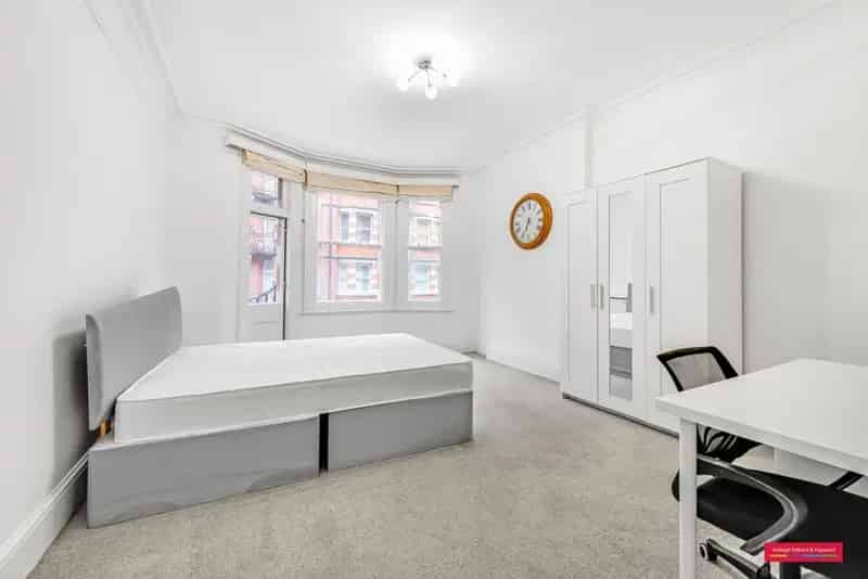 Spacious First Floor Lateral Apartment in Portered Building