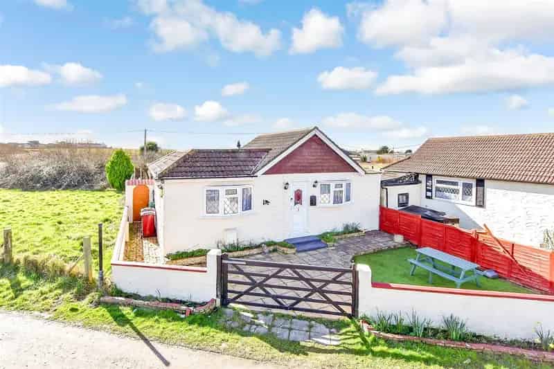 2 Bedroom Detached Bungalow Near Sea