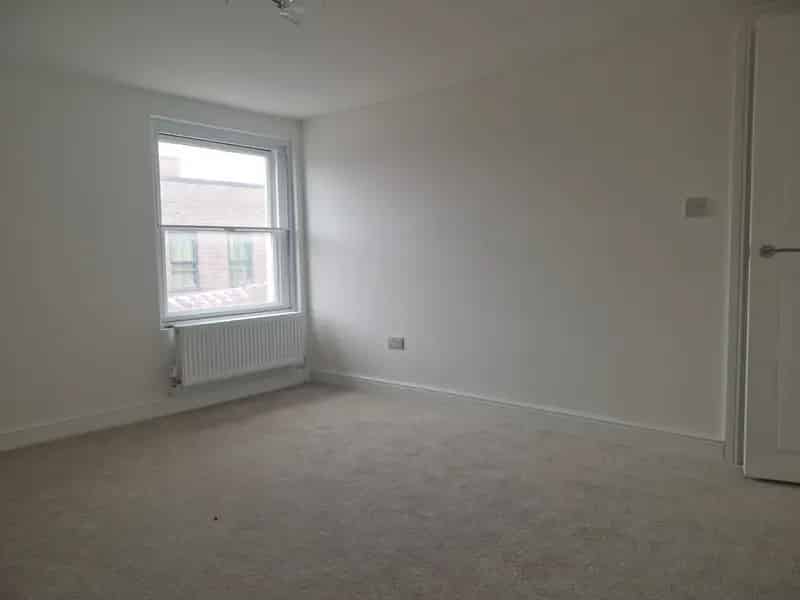 1 Bedroom Flat to Rent - Newly Decorated with Parking
