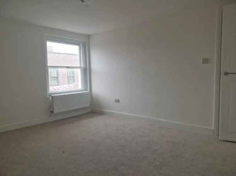 1 Bedroom Flat to Rent - Newly Decorated with Parking