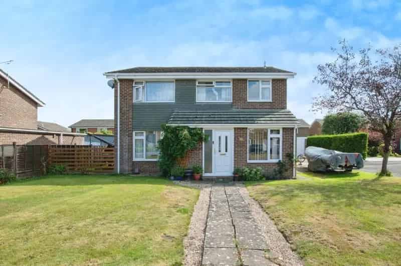 4 Bed Detached House with Study, Garden and Parking