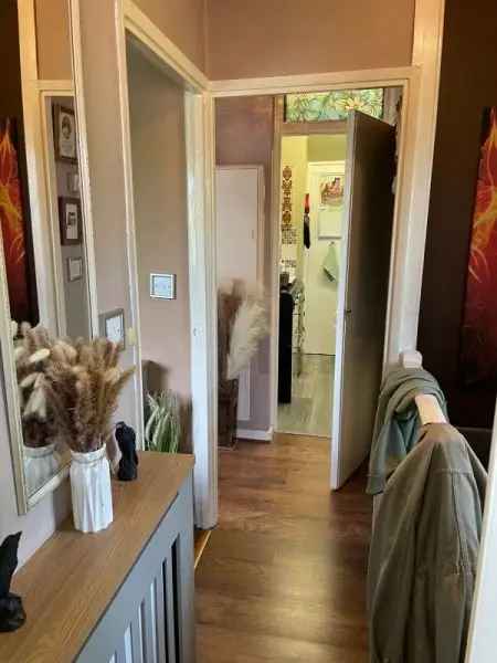 1 Bedroom Apartment with Garden Near Grove Park Station