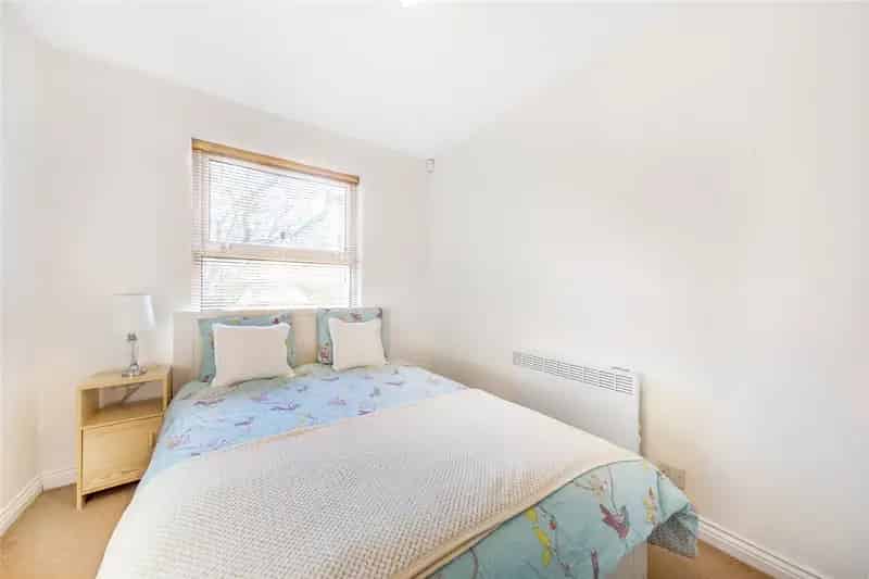 1 Bedroom Flat Chiswick Park Modern Development Off Street Parking