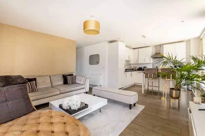 3 Bedroom River Thames Apartment Brentford