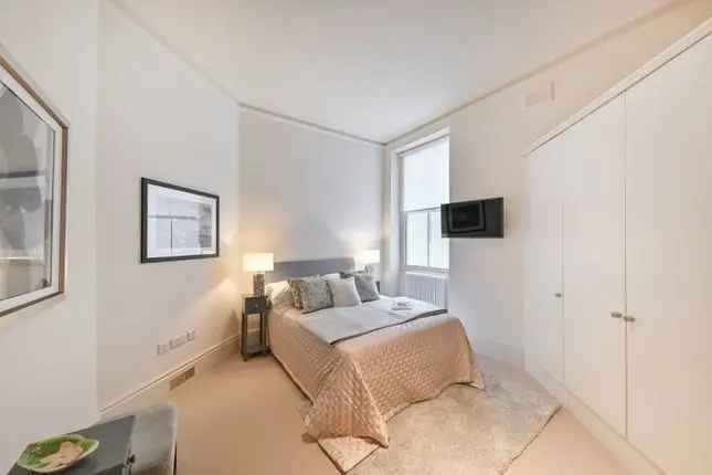 Spacious 3-Bedroom Apartment in Earl's Court Square London