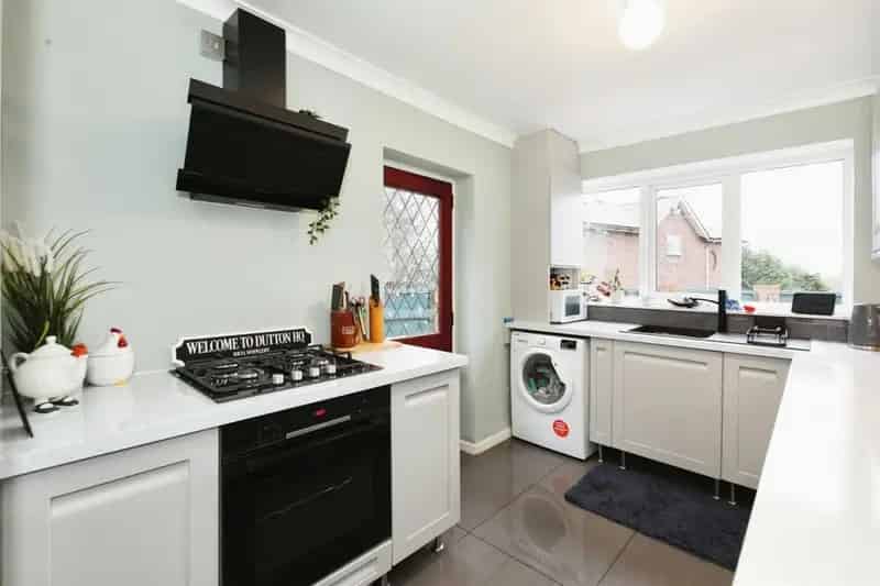 Spacious 3-Bed Semi-Detached House with Garage and Large Garden