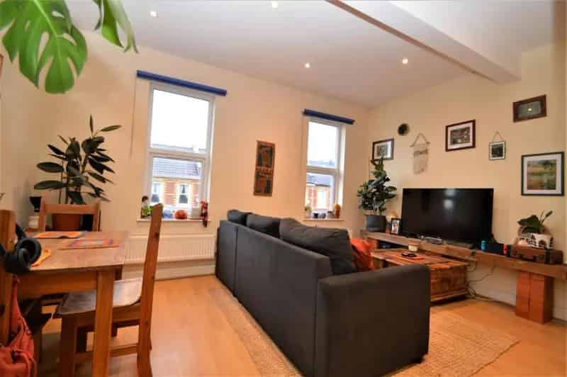 2 Bedroom Maisonette near Gloucester Road Bristol