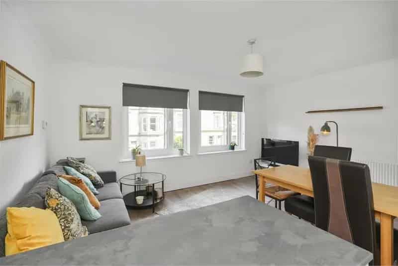 2 Bed Flat Near City Centre Ensuite Balcony