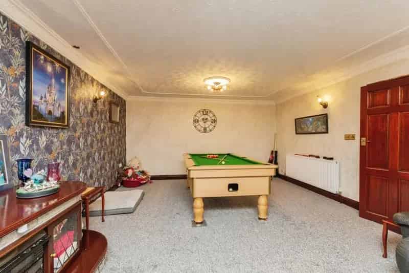 5 Bed Detached House with Double Garage and Private Garden