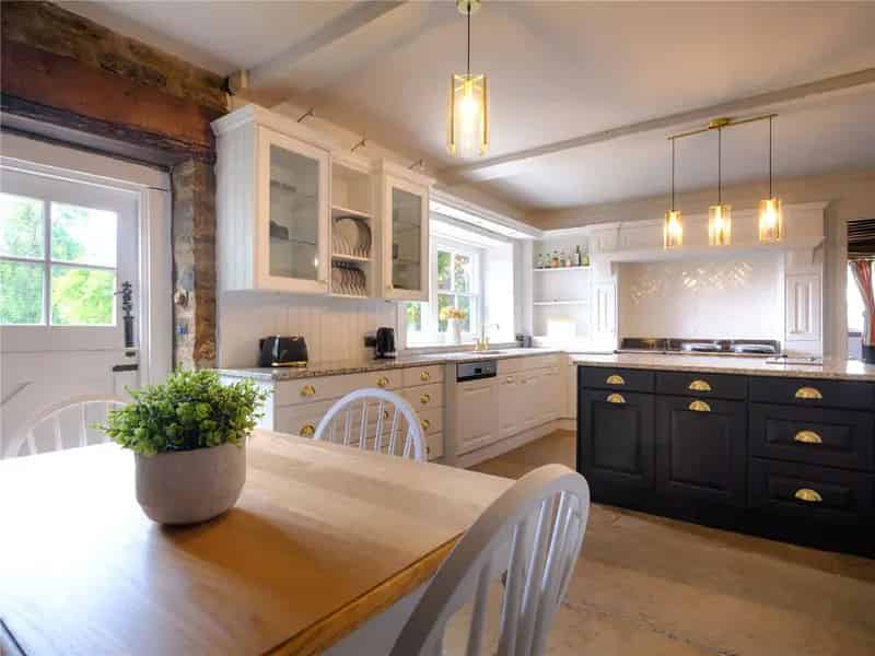 7 Bedroom Detached House with Annexe For Sale