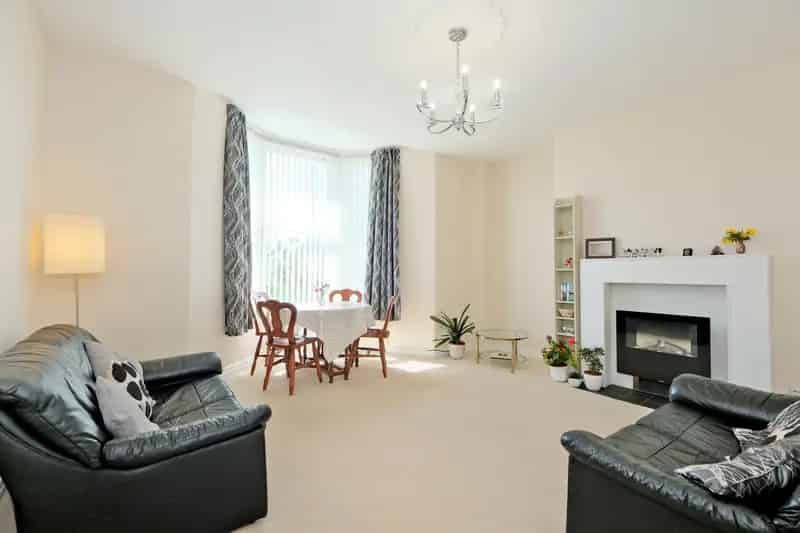 2 Bed Granite Flat with Parking Near Foresterhill Hospital